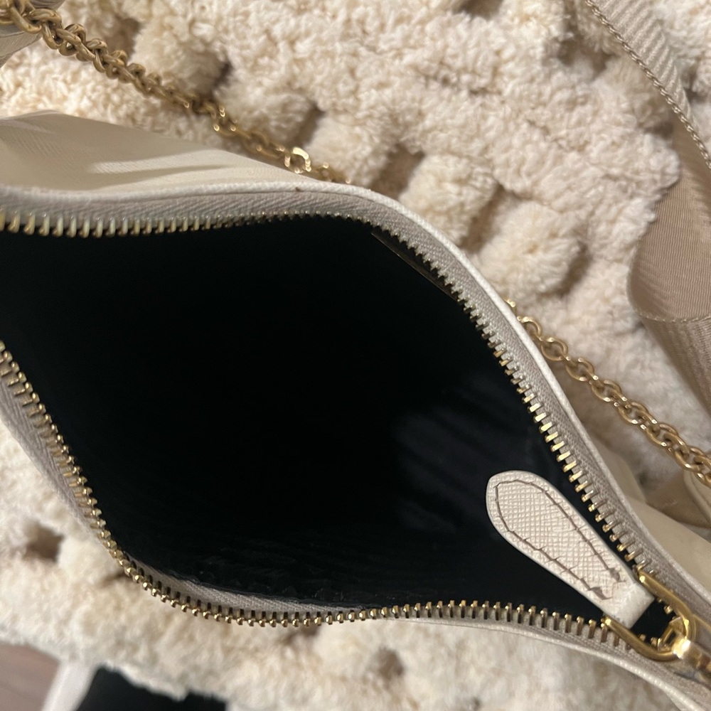 Leather Saffiano Prada Bag (Authentic) - Picture 5 of 15